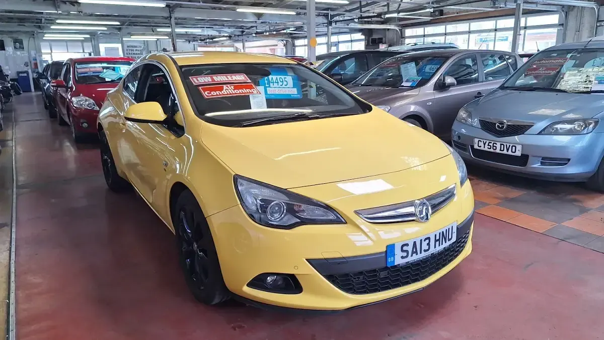 Used Vauxhall Astra GTC SRi 140 HP (102 kW) 2013 Yellow Hatchback