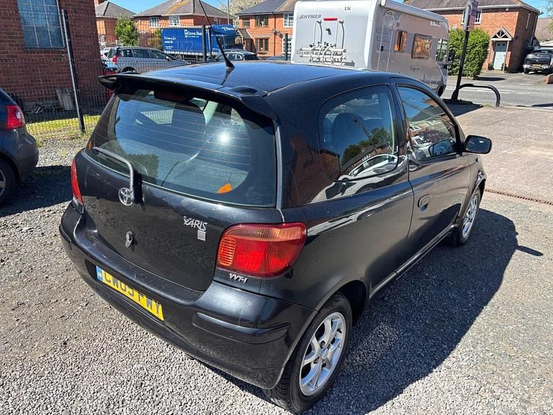 Begagnad Toyota Yaris 2005 Svart Halvkombi