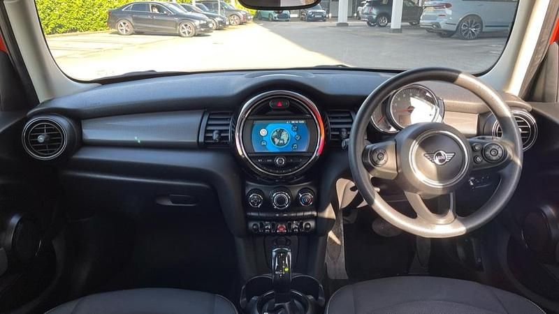 Begagnad Mini Cooper Classic 134 HK (98 kW) 2019 Orange Halvkombi