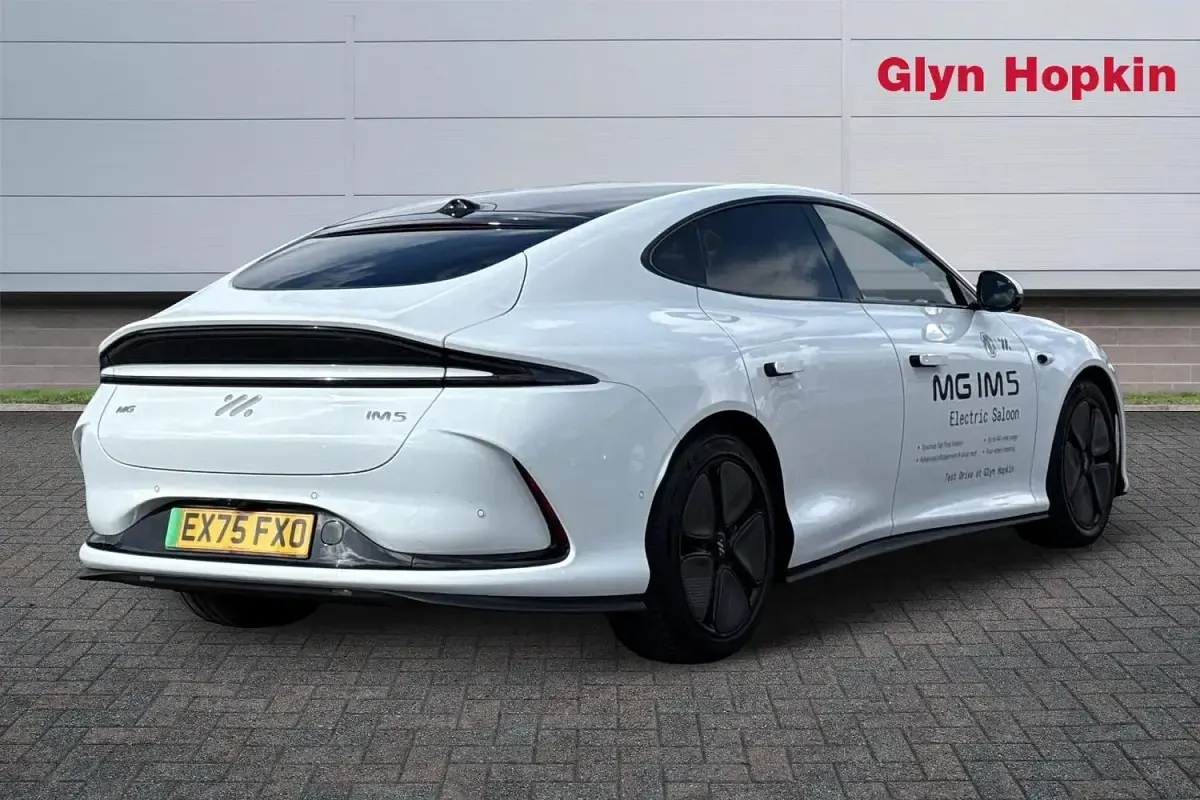 Begagnad MG IM5 300 kW (408 HK) 2025 Vit Halvkombi