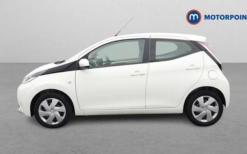 Used Toyota Aygo X-play 69 HP (50 kW) 2018 White Hatchback