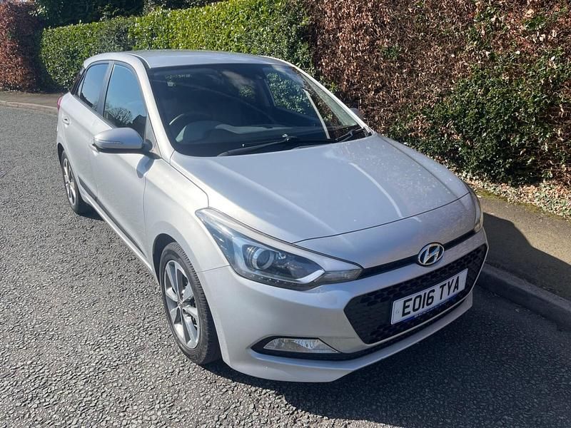 Used Hyundai i20 Premium 90 HP (66 kW) 2016 Silver Hatchback