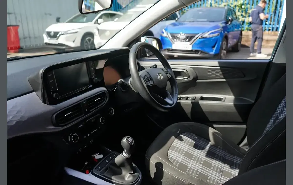 Used Hyundai i10 Premium 65 HP (47 kW) 2024 Green Hatchback