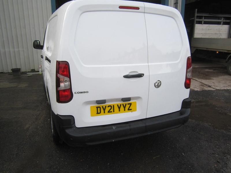 Used Vauxhall Combo 100 HP (73 kW) 2021 White MPV