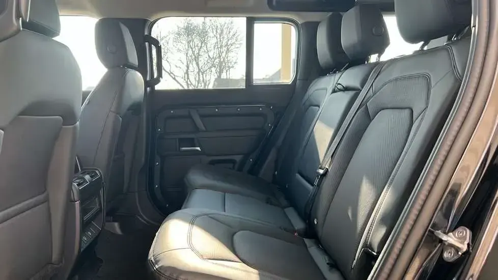 Używany Land Rover Defender S 250 KM (183 kW) 2024 Czarny SUV