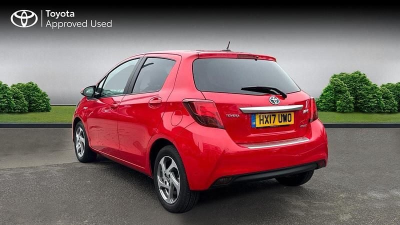 Used Toyota Yaris Hybrid 101 HP (74 kW) 2016 Red pop Hatchback