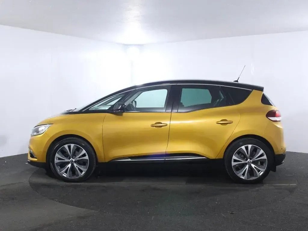 Used Renault Scénic Dynamique 130 HP (95 kW) 2017 Yellow MPV