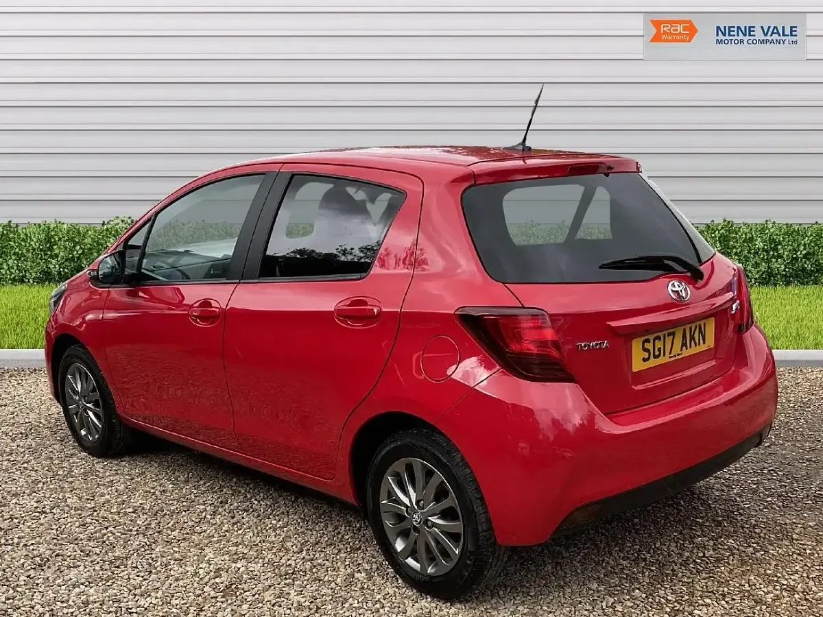 Used Toyota Yaris 99 HP (72 kW) 2017 Red Hatchback