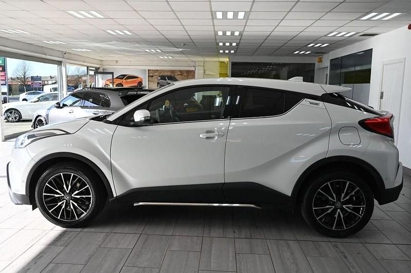 Used Toyota C-HR 115 HP (84 kW) 2017 White SUV