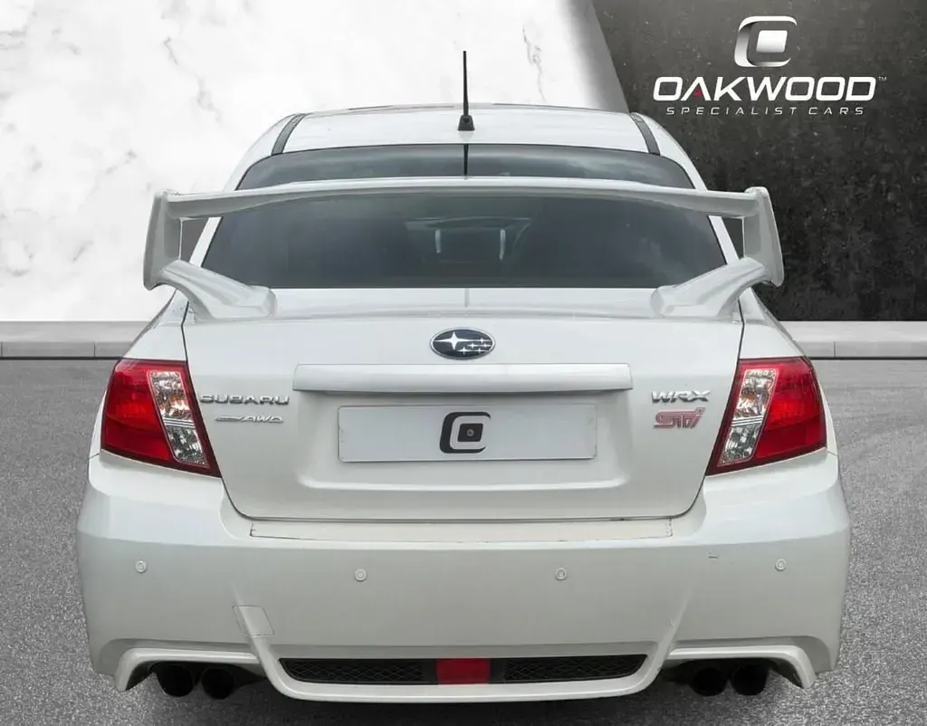 Begagnad Subaru WRX STI 300 HK (220 kW) 2012 Vit Sedan