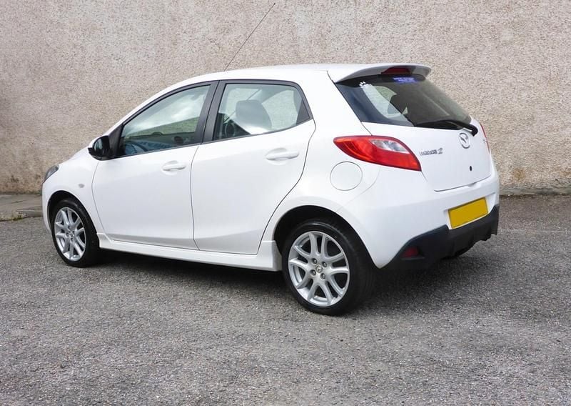 Used Mazda 2 100 HP (73 kW) 2012 White Hatchback