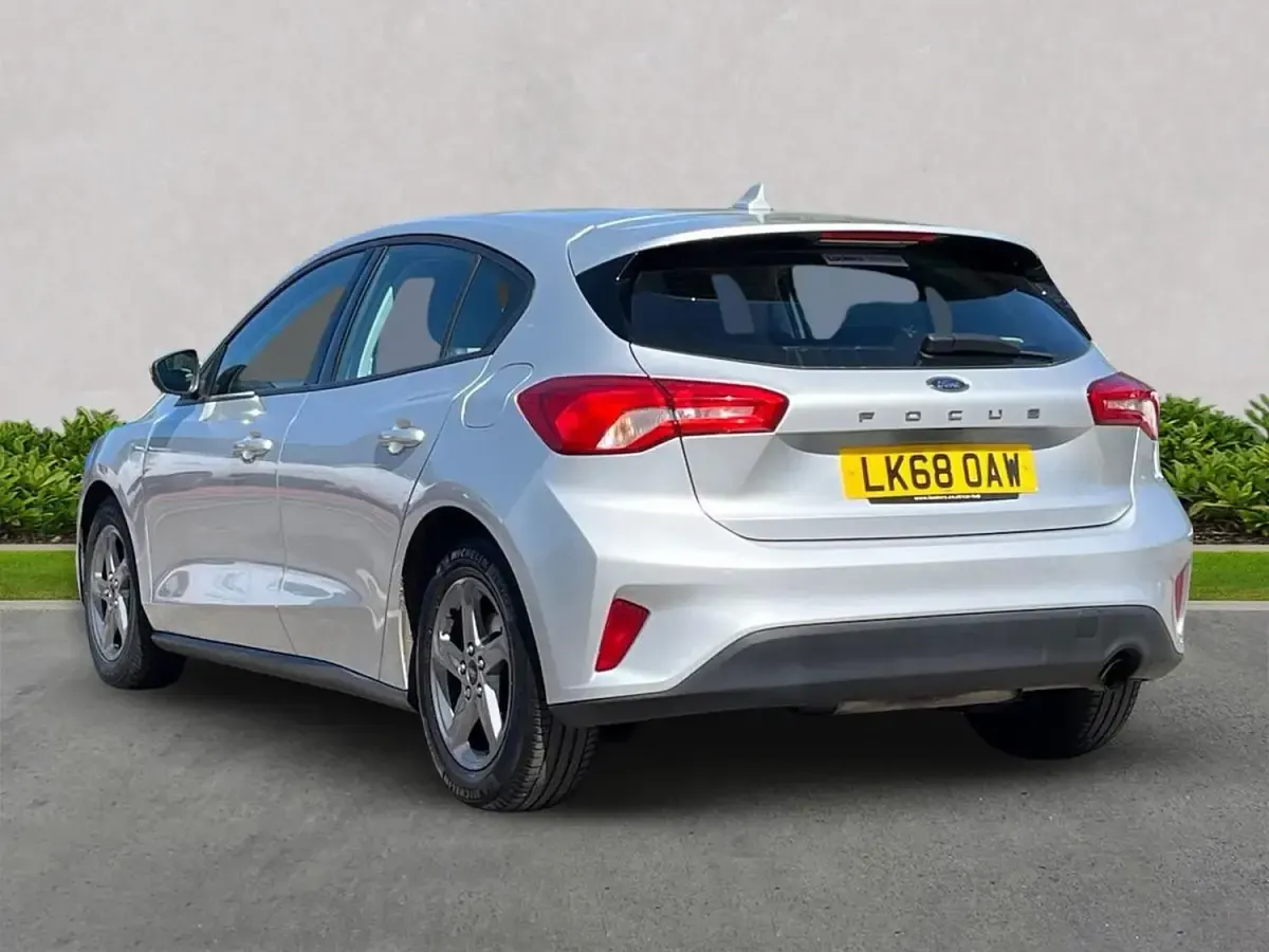 Usado Ford Focus Style 95 CV (69 kW) 2018 Plateado Utilitario