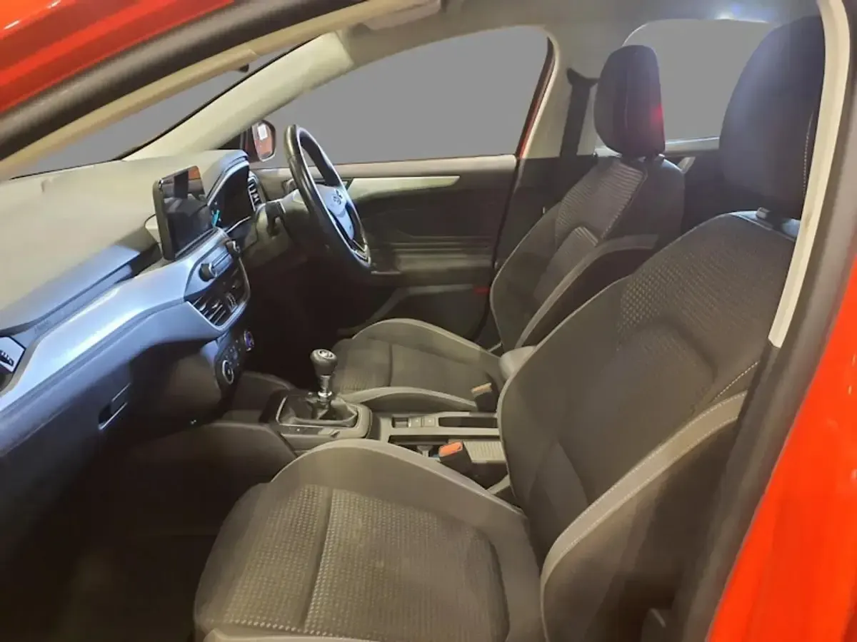 Begagnad Ford Focus Zetec 125 HK (91 kW) 2021 Röd Halvkombi