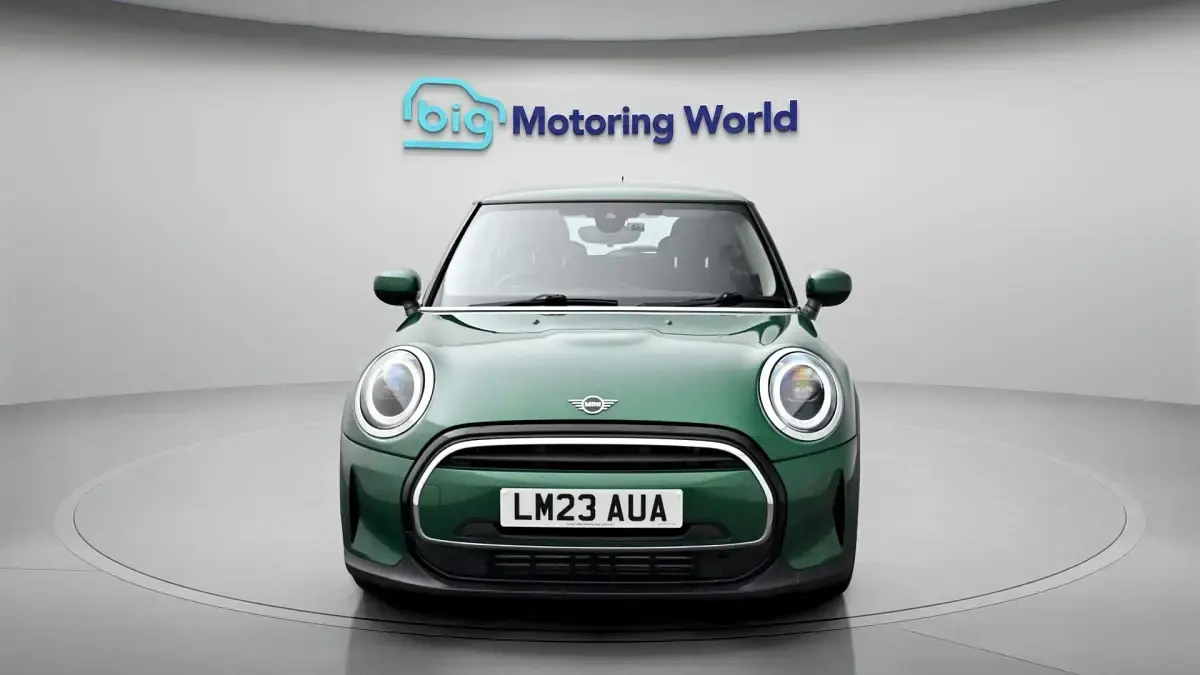 Usado Mini Cooper Classic 136 HP (100 kW) 2022 Verde Citadino