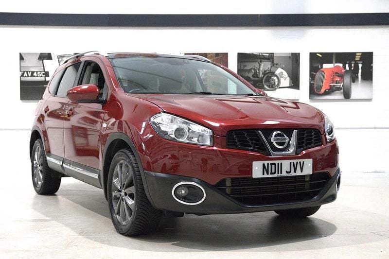 Red Used 2011 Nissan Qashqai +2 Tekna SUV | £6,499 (Expensive) - Image 1/4