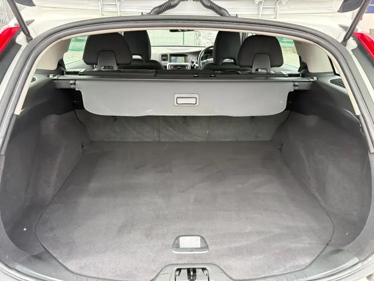 Used Volvo V60 Business Edition 190 HP (139 kW) 2016 White Estate