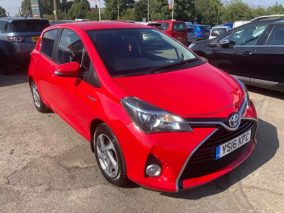 Used Toyota Yaris 101 HP (74 kW) 2016 Red Hatchback