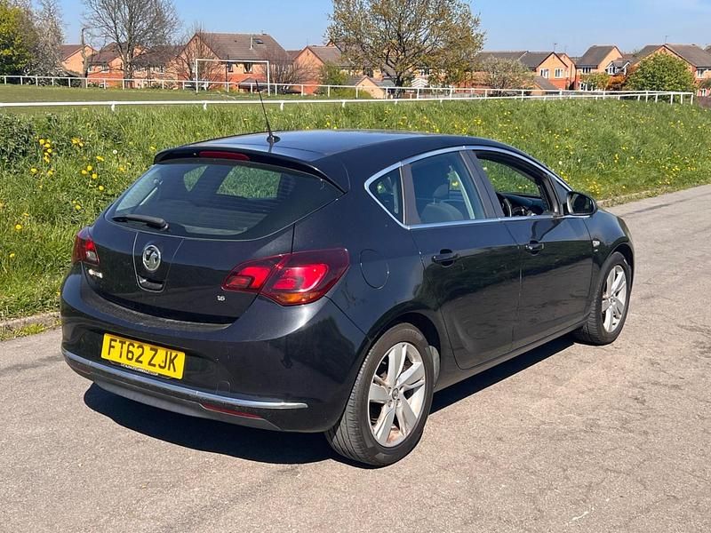Second-hand Vauxhall Astra SRi 115 CP (84 kW) 2013 Negru Hatchback