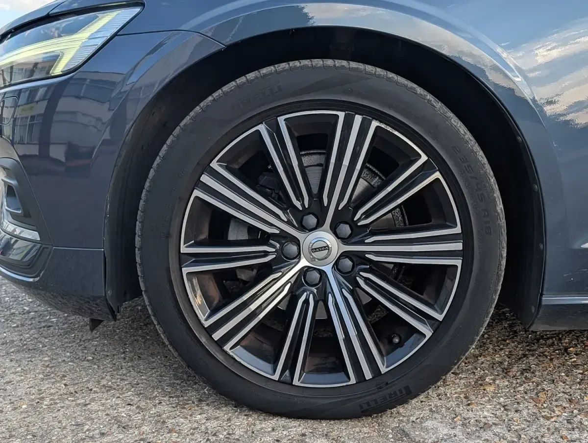 Used Volvo V60 Inscription 150 HP (110 kW) 2018 Blue Estate
