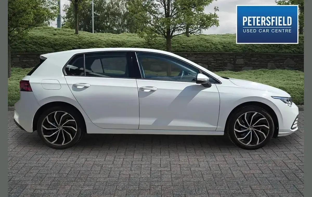 Used VW Golf VIII Life 147 HP (108 kW) 2023 White Hatchback