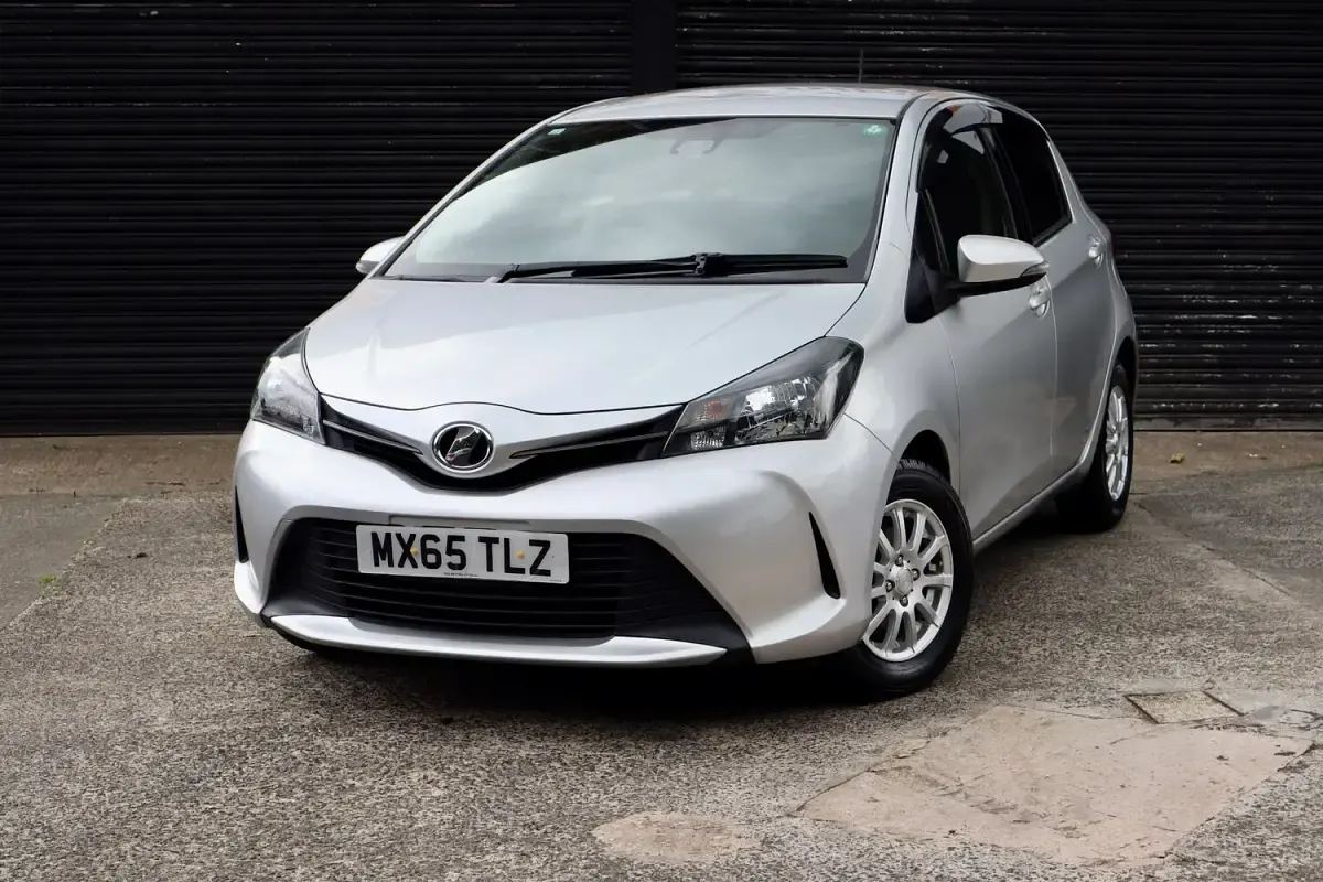 Used Toyota Yaris 99 HP (72 kW) 2015 Silver Hatchback