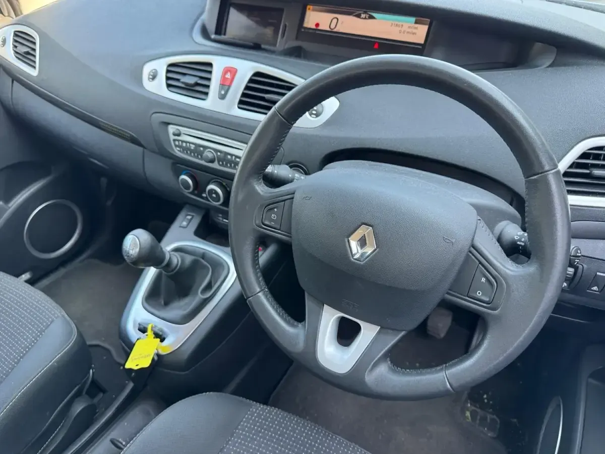 Used Renault Scénic Dynamique 2011 Silver MPV