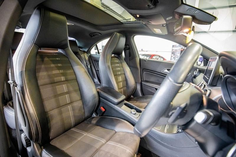 Used Mercedes CLA180 122 HP (89 kW) 2017 White Sedan