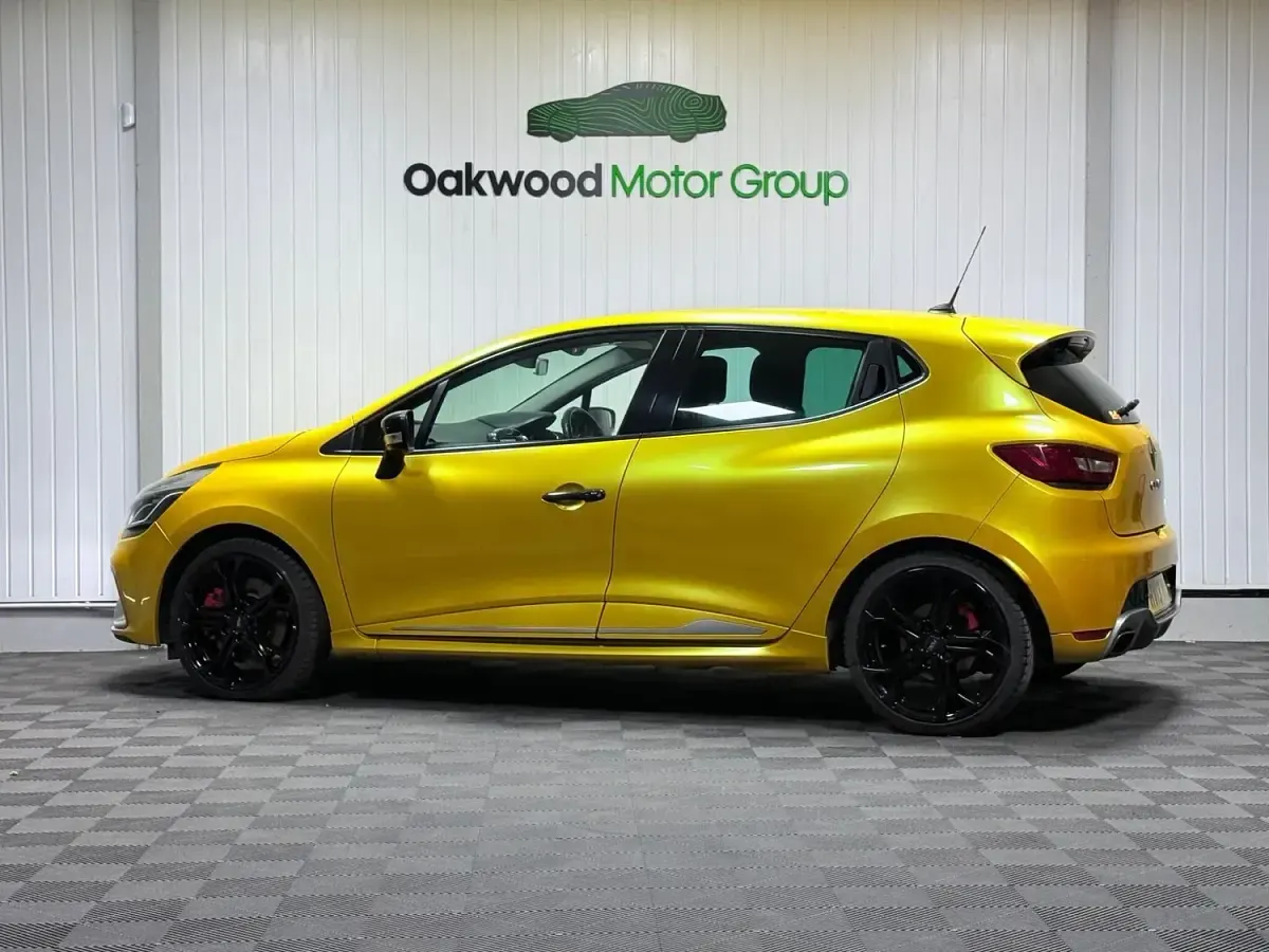 Begagnad Renault Clio IV 200 HK (147 kW) 2013 Gul Halvkombi
