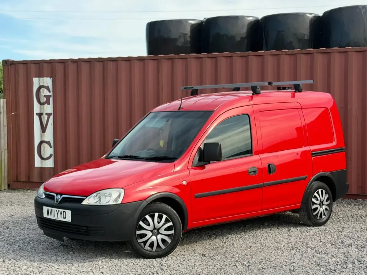 Second-hand Vauxhall Combo 75 CP (55 kW) 2011 Roșu Monovolum
