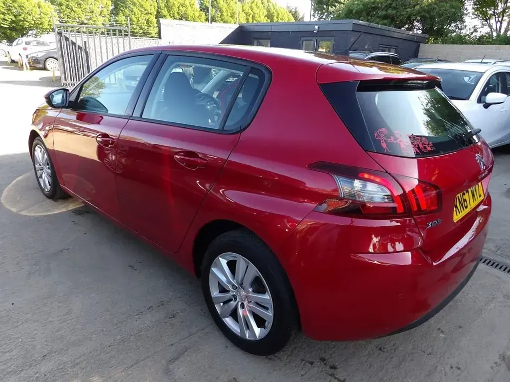 Used Peugeot 308 Active 100 HP (73 kW) 2017 Red Hatchback