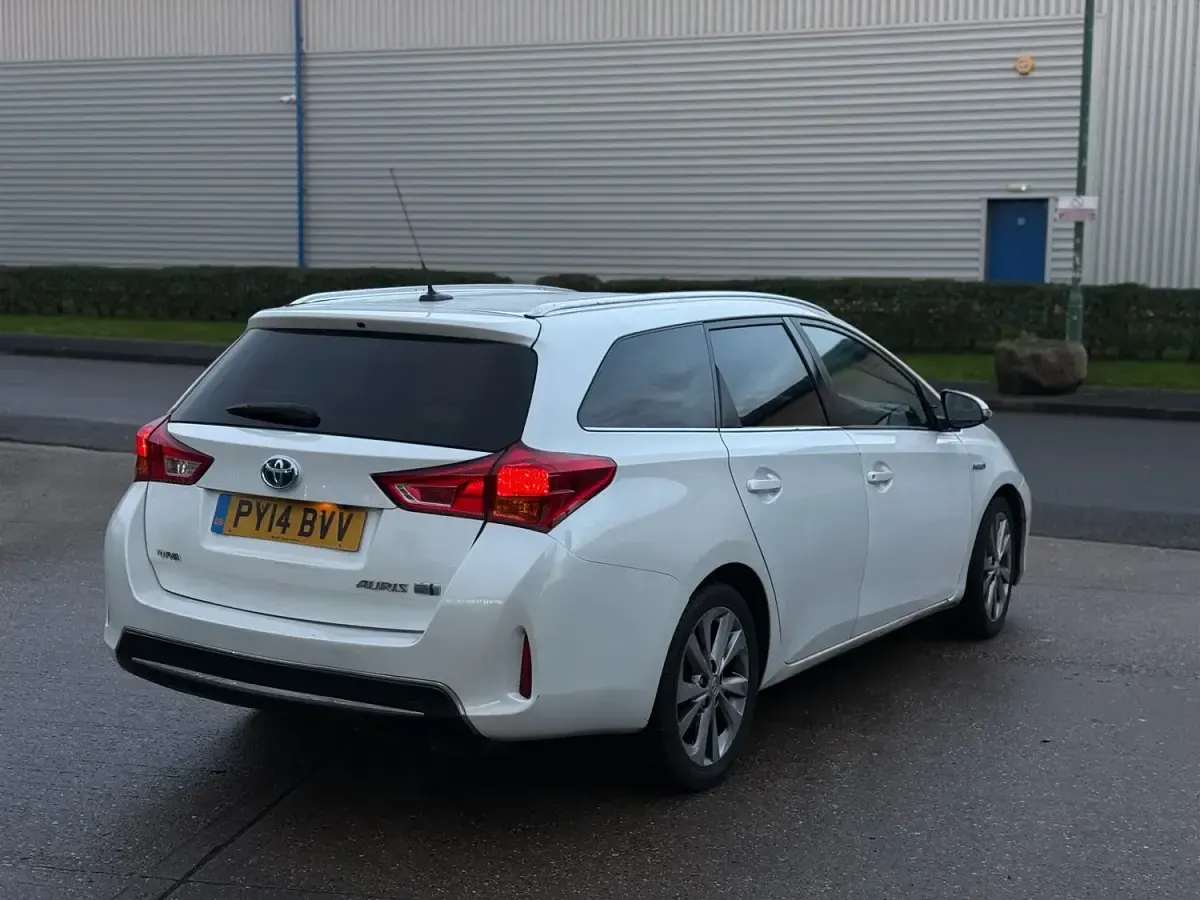 Used Toyota Auris Hybrid 2014 White Estate