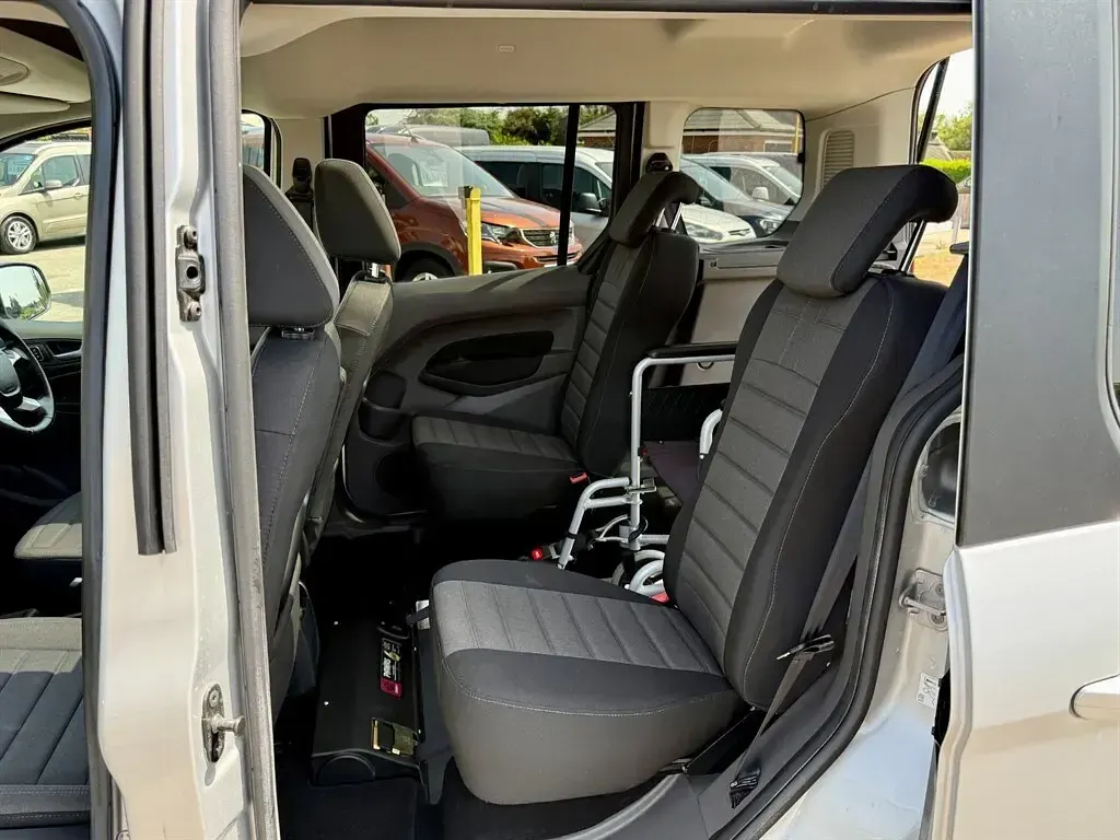 Used Ford Tourneo Titanium 115 HP (84 kW) 2021 Silver MPV