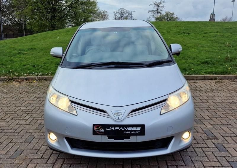 Begagnad Toyota Estima 2026 Silver Minibuss