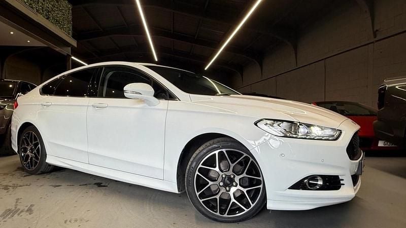 Used Ford Mondeo Titanium 180 HP (132 kW) 2016 White Hatchback
