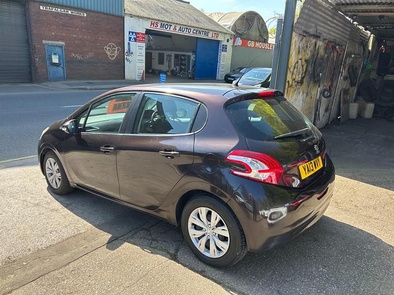 Begagnad Peugeot 208 Access 82 HK (60 kW) 2013 Röd Halvkombi