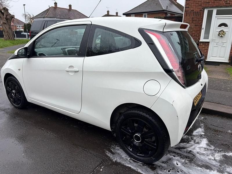 Used Toyota Aygo X-play 69 HP (50 kW) 2016 White Hatchback