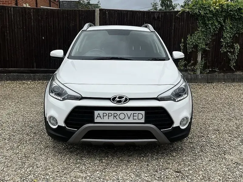 Used Hyundai i20 Active 120 HP (88 kW) 2016 White Hatchback