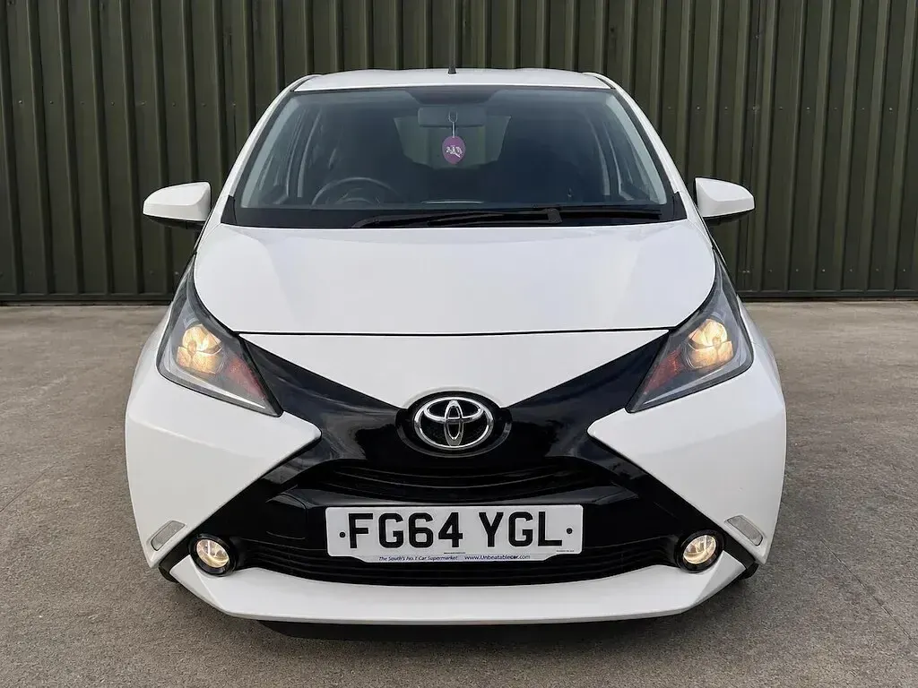 Used Toyota Aygo x-press 68 HP (50 kW) 2014 White Hatchback