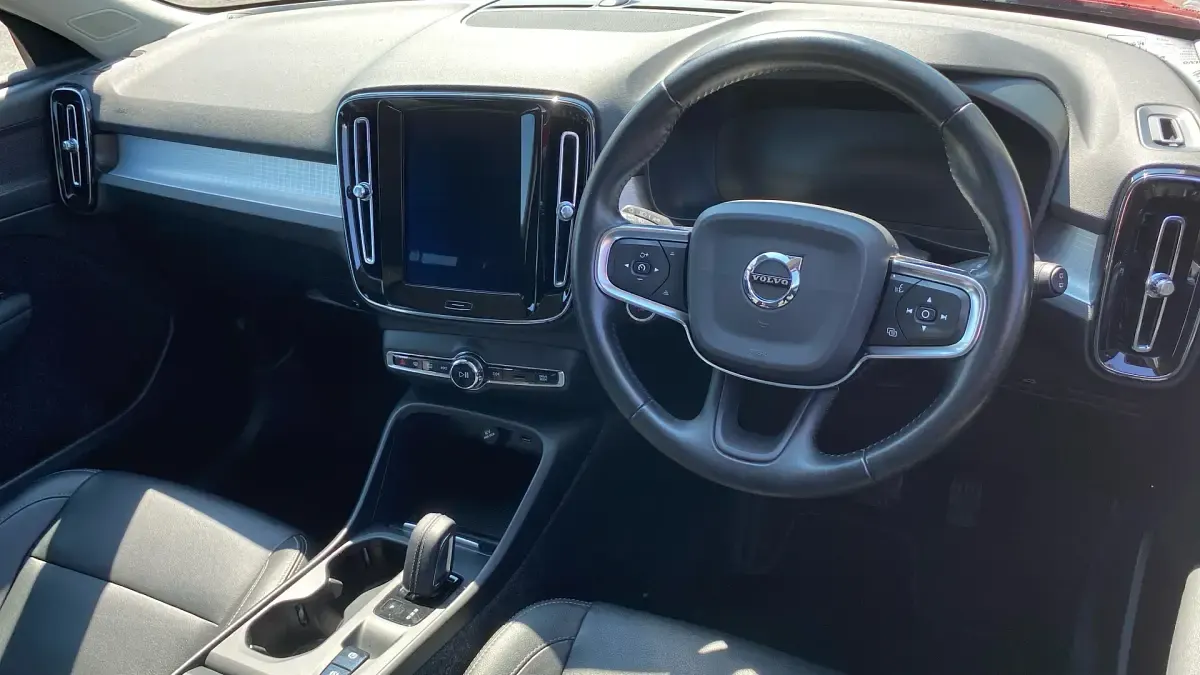 Used Volvo XC40 Momentum 150 HP (110 kW) 2020 Red SUV