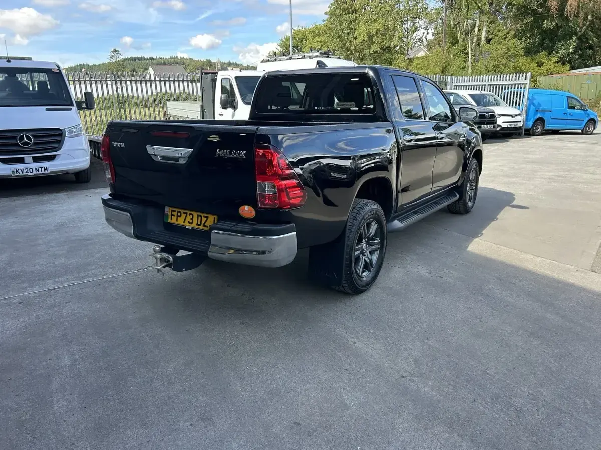 Used Toyota HiLux 150 HP (110 kW) 2023 Black Pickup