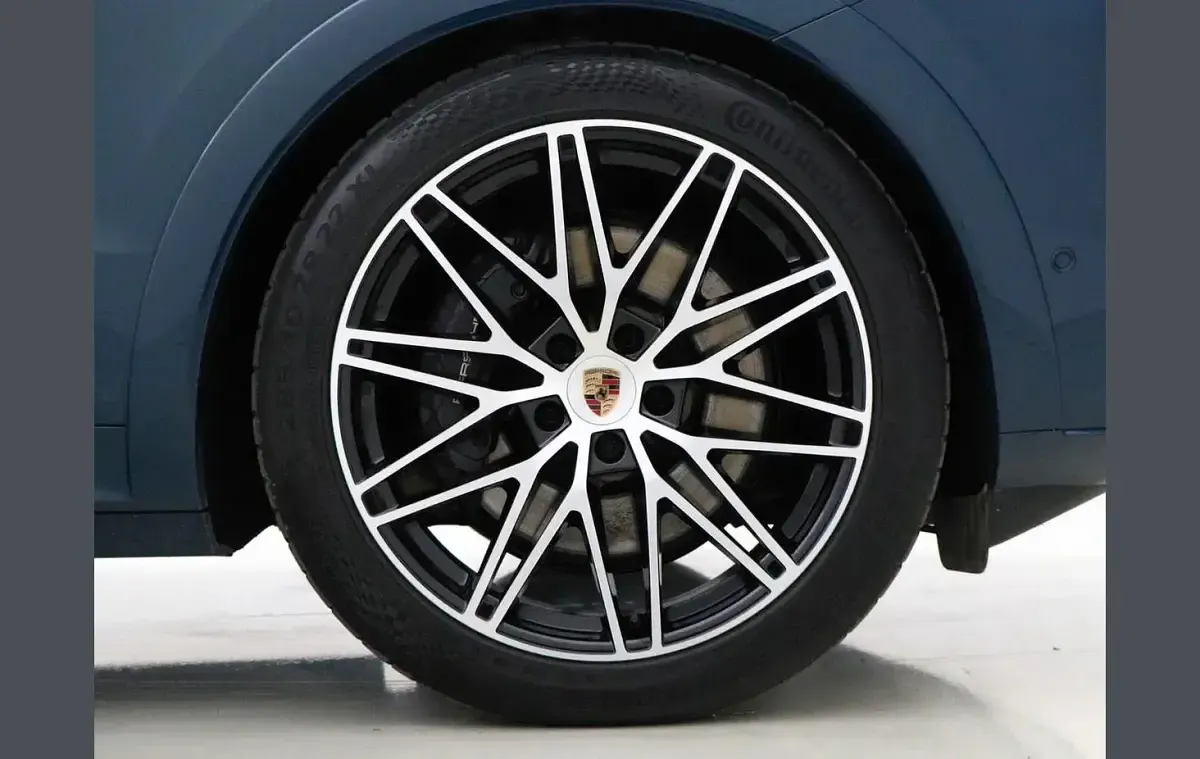 Used Porsche Cayenne E-Hybrid 464 HP (341 kW) 2024 Blue SUV