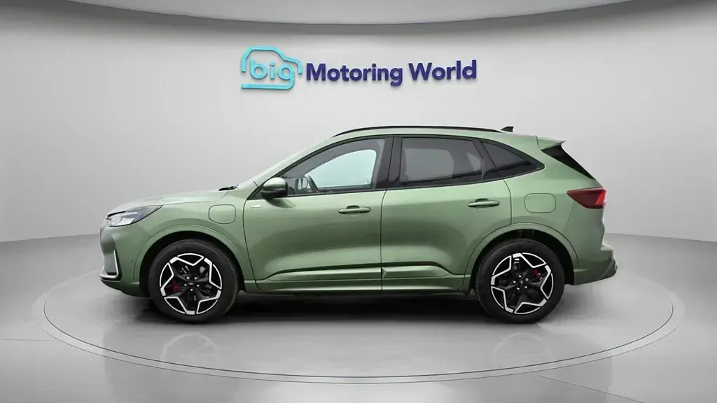 Second-hand Ford Kuga ST-Line X 243 CP (178 kW) 2024 Verde SUV