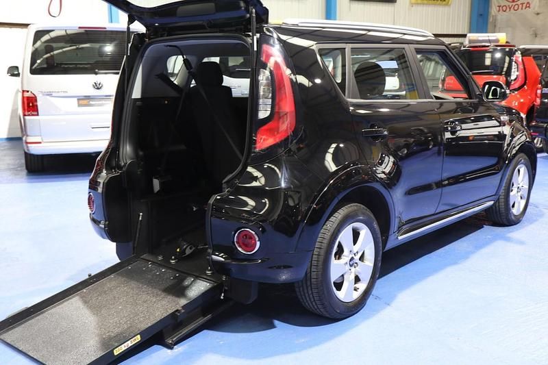 Black Used 2017 Kia Soul 2 SUV | £12,450 - Image 1/4