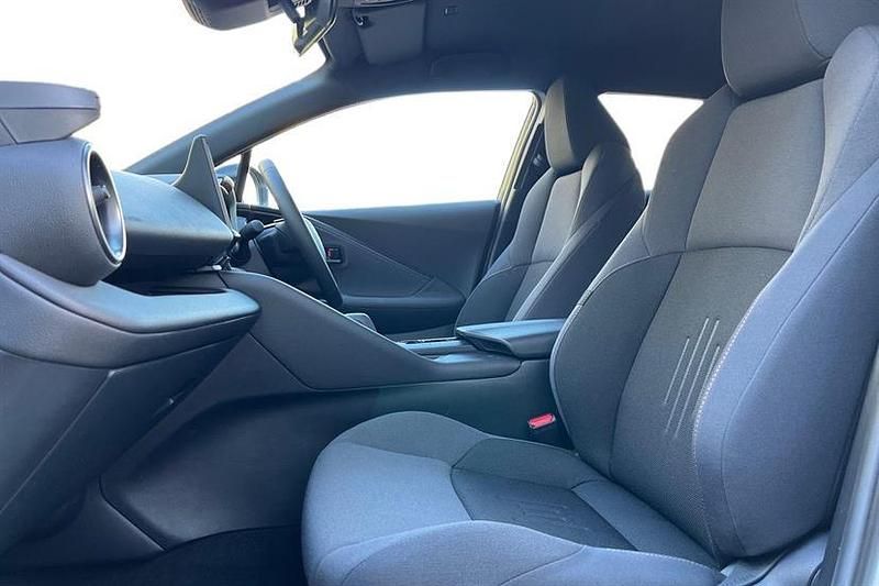 Used Toyota C-HR Design 140 HP (102 kW) 2024 White SUV