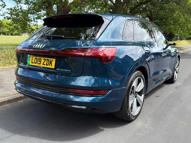 Second-hand Audi e-tron Comfort 300 kW (408 CP) 2019 Albastru SUV