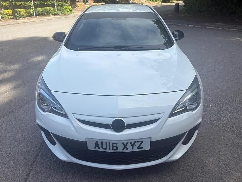 Used Vauxhall Astra GTC 280 HP (205 kW) 2016 White Hatchback