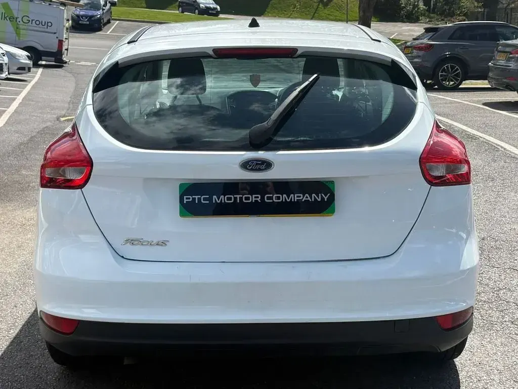 Used Ford Focus Zetec 120 HP (88 kW) 2016 White Hatchback