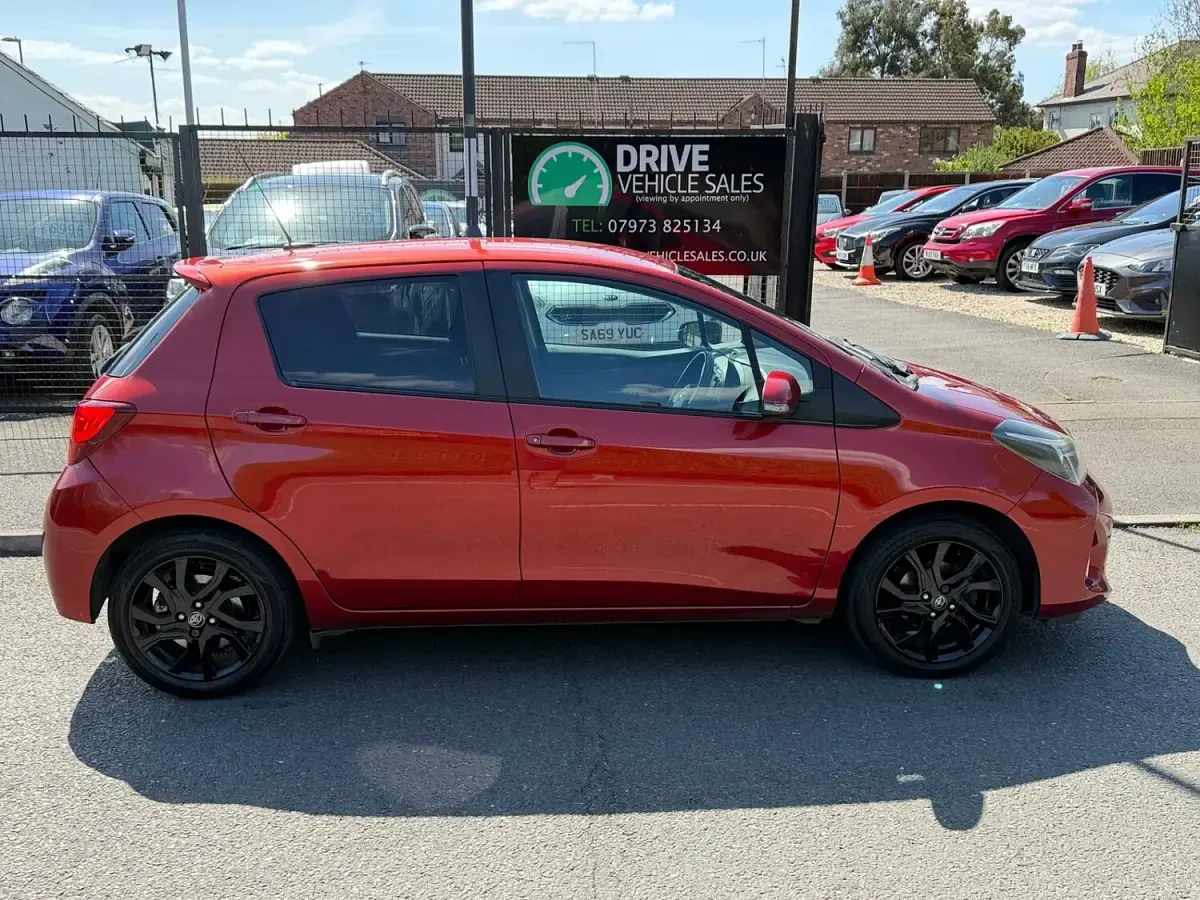 Used Toyota Yaris Sport 99 HP (72 kW) 2015 Red Hatchback