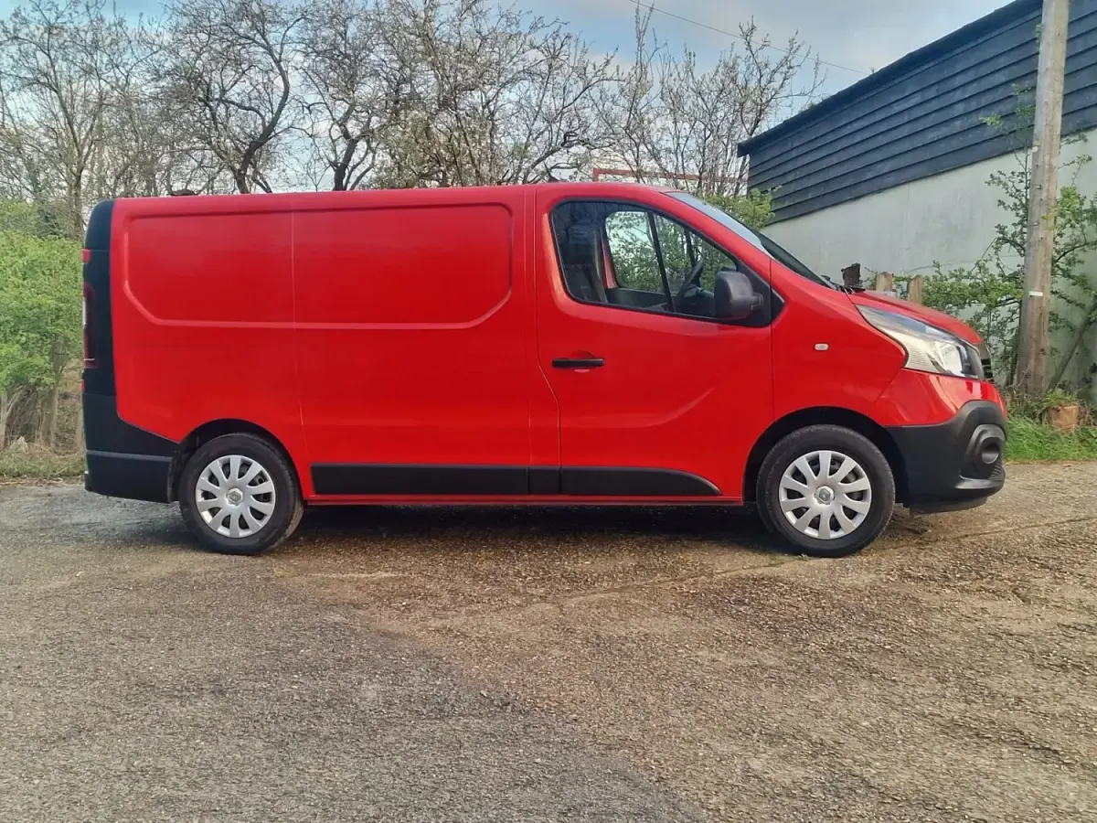 Begagnad Renault Trafic Business 2019 Röd Minibuss