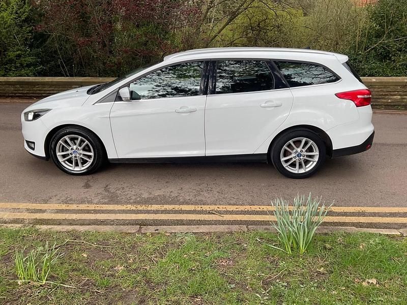Used Ford Focus Zetec 115 HP (84 kW) 2015 White Estate